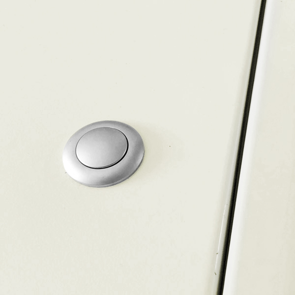 B-Waren Türe beige mit Push-Knopf  240x300 mm