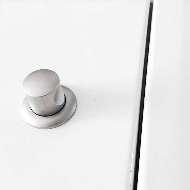 B-Waren Türe metall weiß mit Push-Knopf 300x300 mm